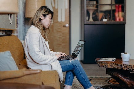 employee accessing gardaworld ehub on laptop